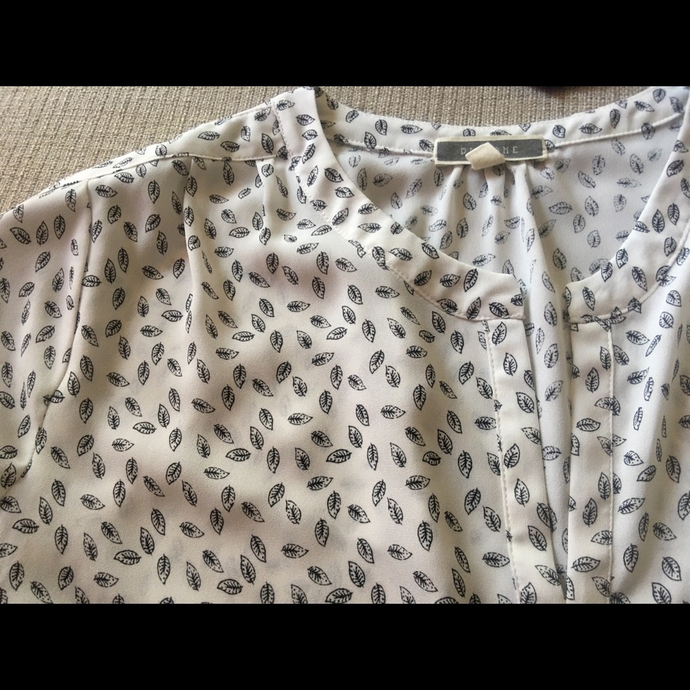 Leaf pattern V neck top - Picture 2 of 4